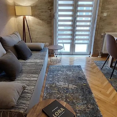 Apartament Lora *